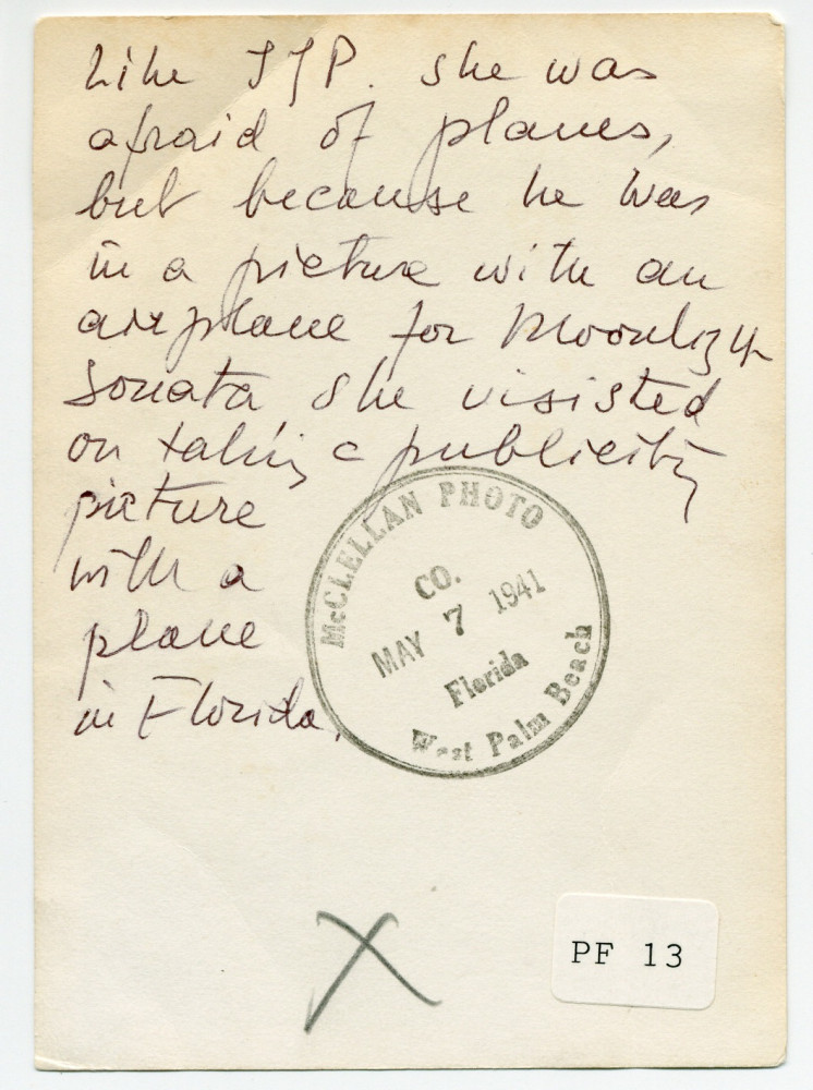 Photographie de la sœur de Paderewski, Antonina Wilkonska, sortant d'un avion de la compagnie Eastern Air Lines à Palm Beach (Floride) en 1940-1941 – avec commentaire au verso