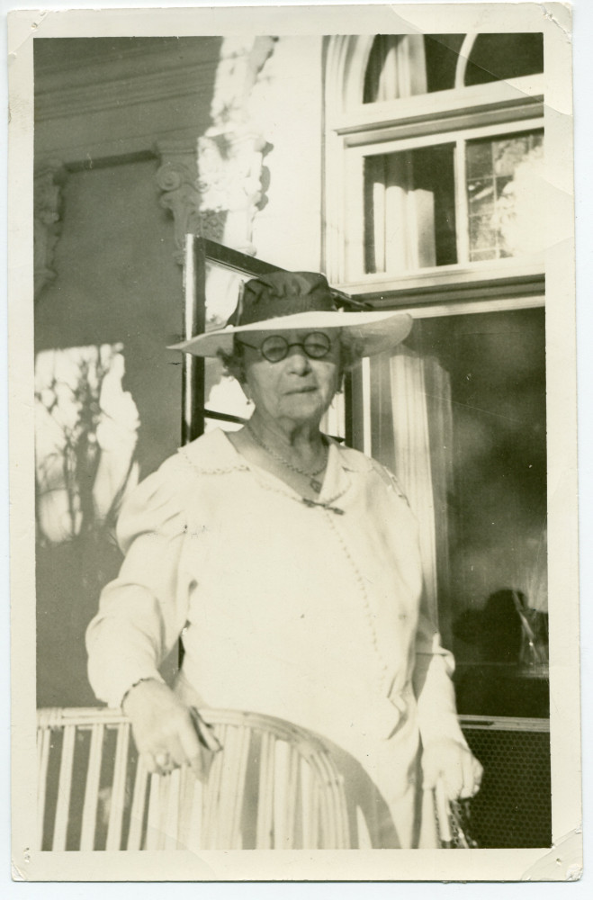 Photographie de la sœur de Paderewski, Antonina Wilkonska, avec lunettes et chapeau de soleil, à Palm Beach (Floride) en 1940-1941