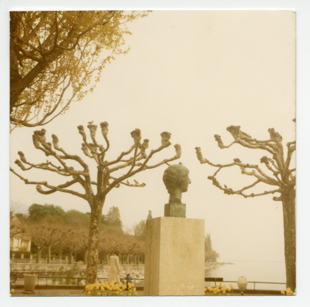 Photographie du buste réalisé par James Vibert (1872-1942) de la poétesse Anna de Noailles (1876-1933), comtesse française née princesse roumaine Bibesco Bassaraba de Brancovan, visible près du parc Roussy à Vevey