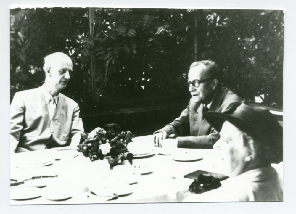 Photographie du violoniste Alfred Pochon (1878-1959) à table avec le chef Wilhelm Furtwängler (1886-1954)