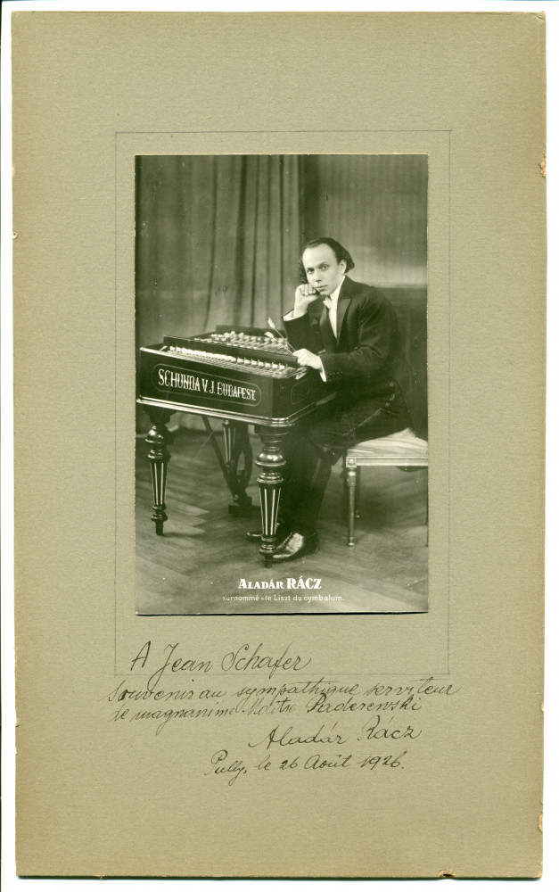 Photographie d'Aladar Racz (1886-1958), «surnommé le Liszt du cymbalum», dédicacée «à Jean Schafer, souvenir au sympathique serviteur de magnanime Maître Paderewski, Aladar Racz, Pully, le 26 août 1926»
