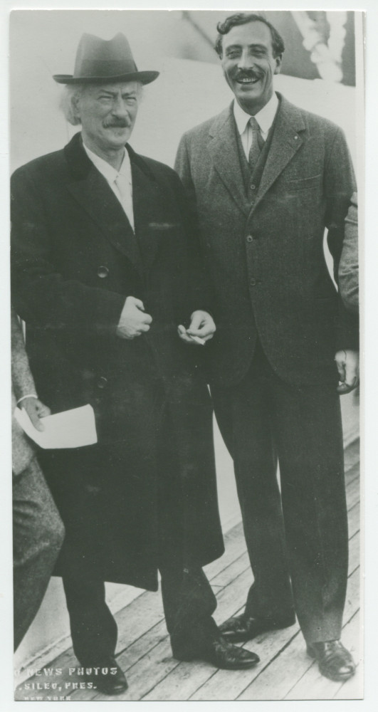 Photographie de pied du pianiste, compositeur et chef d'orchestre américain d'origine suisse Ernest Schelling en compagnie de Paderewski