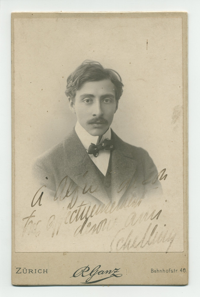 Photographie du pianiste, compositeur et chef d'orchestre américain d'origine suisse Ernest Schelling, réalisée à Zurich par R. Ganz à l'époque de ses années d'études auprès de Paderewski à Riond-Bosson, vers 1900