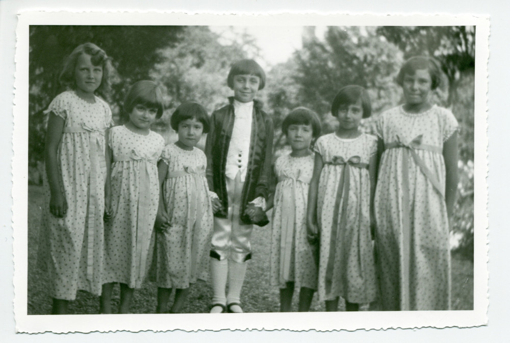 Photographie des enfants Strakacz, Dygat, Tadlewski, Obuchowicz et Dolézal dans le parc de Riond-Bosson, lors de la fête de la Saint-Ignace le 31 juillet 1934