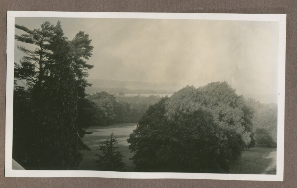 Photographie du parc de la propriété de Riond-Bosson en 1935 vu depuis la terrasse de la villa en direction du sud-est