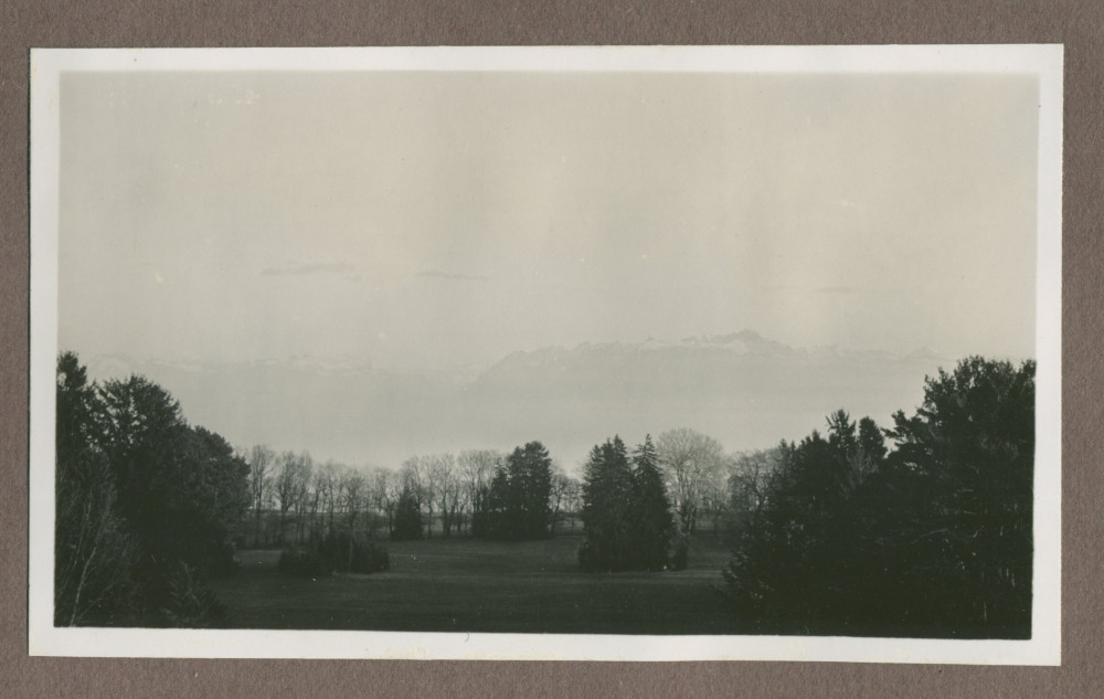 Photographie du parc de la propriété de Riond-Bosson en 1935 vu depuis la terrasse de la villa en direction du sud (avec le lac et les Alpes savoyardes)