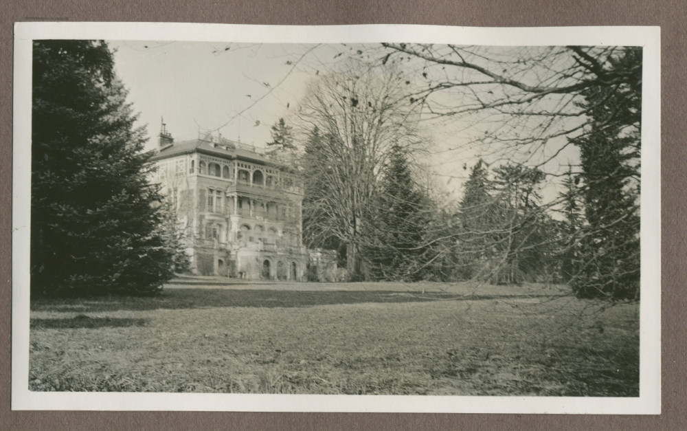 Photographie de l'angle sud-ouest de la villa de Riond-Bosson en 1935, avec le parc en premier plan