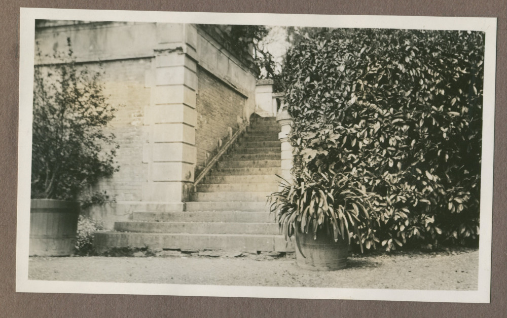 Photographie d'un escalier menant au jardin de la villa de Riond-Bosson en 1935