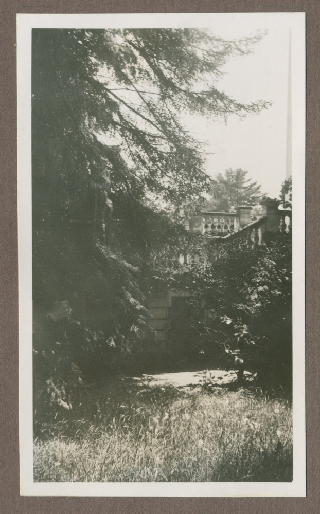 Photographie de la rampe de la terrasse (vue depuis l'arrière) de la villa de Riond-Bosson en 1935