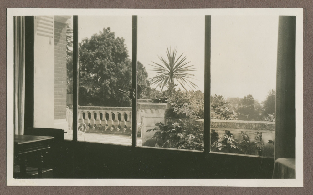 Photographie de la terrasse sud (vue depuis l'intérieur) de la villa de Riond-Bosson en 1935