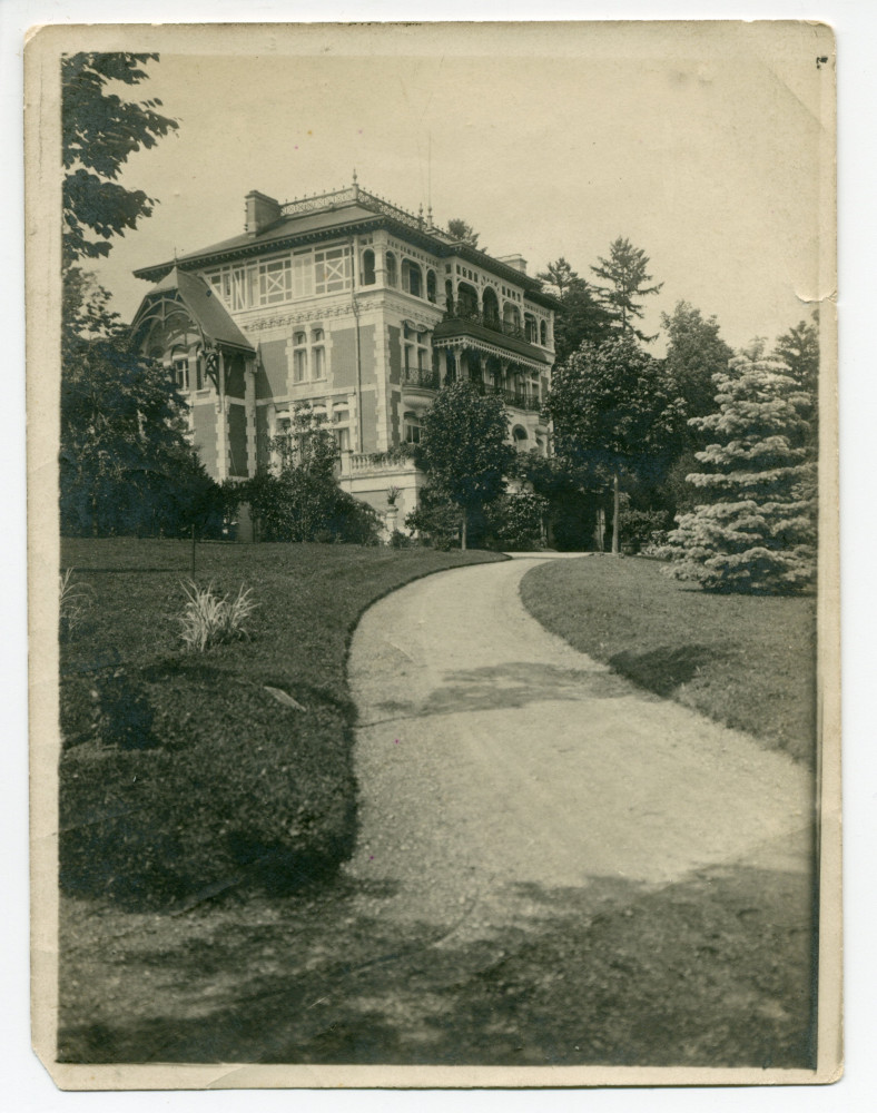 Photographie de l'angle ouest de la villa de Riond-Bosson, avec le chemin menant au parc – tirage original