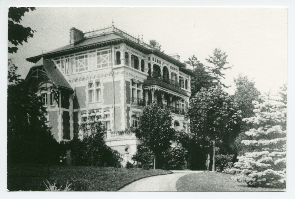 Photographie de l'angle ouest de la villa de Riond-Bosson, avec le chemin menant au parc