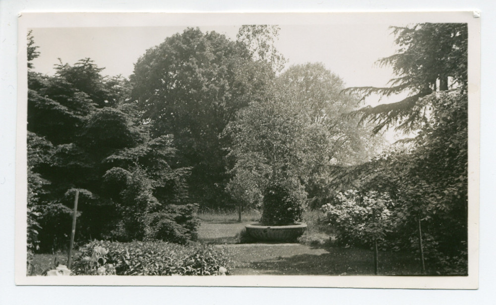 Photographie de la fontaine de la propriété de Riond-Bosson, sise à gauche de la villa