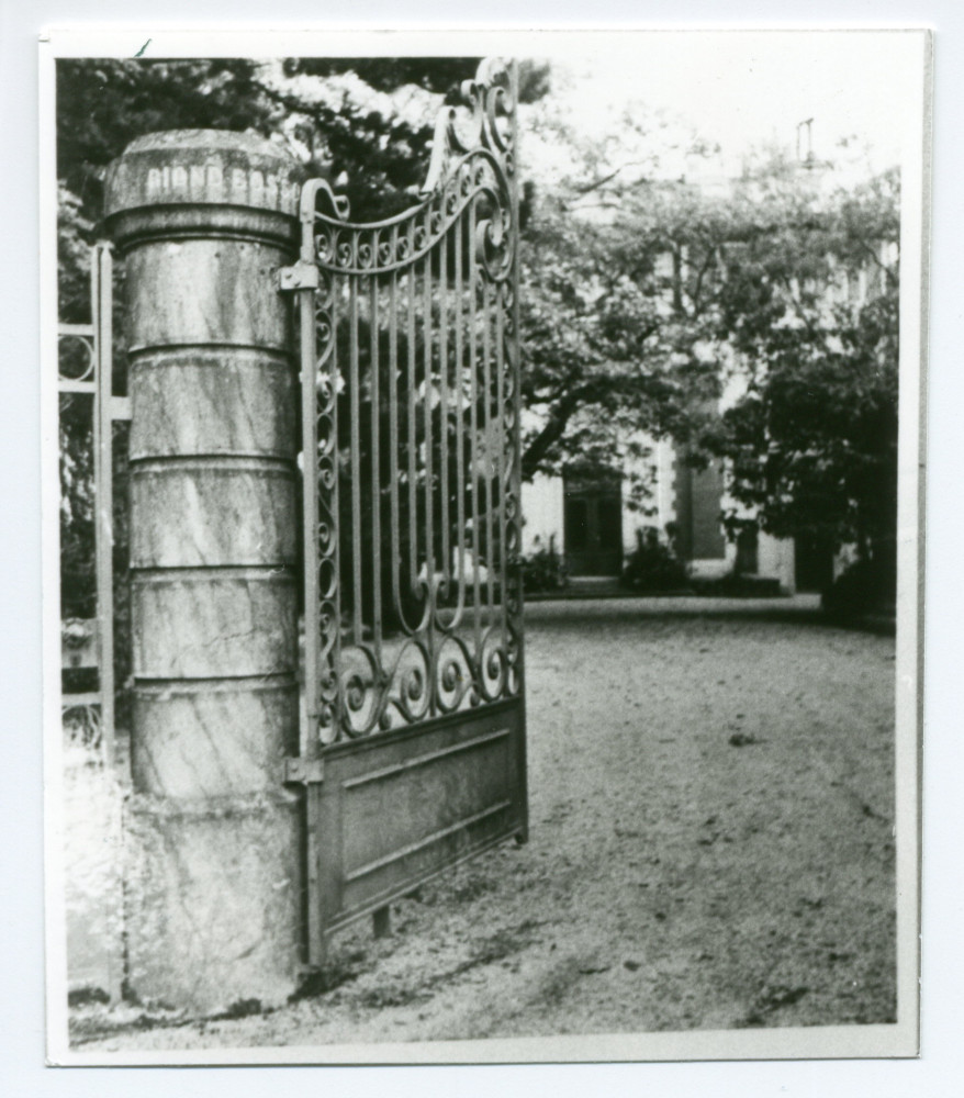 Photographie du portail gauche de l'entrée principale (nord) de la propriété de Riond-Bosson