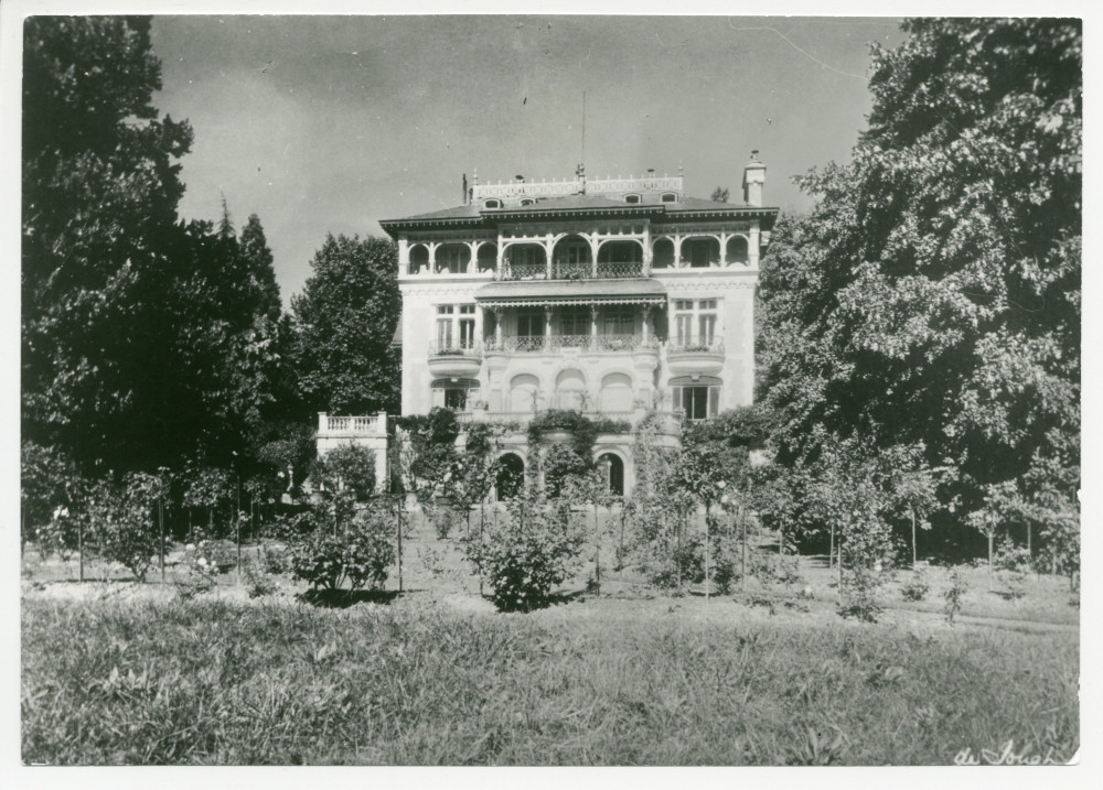 Photographie de la façade sud de la villa de Riond-Bosson, avec la roseraie – réalisée par l'Atelier de Jongh à Lausanne