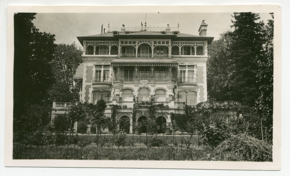 Photographie de la façade sud de la villa de Riond-Bosson, avec la roseraie