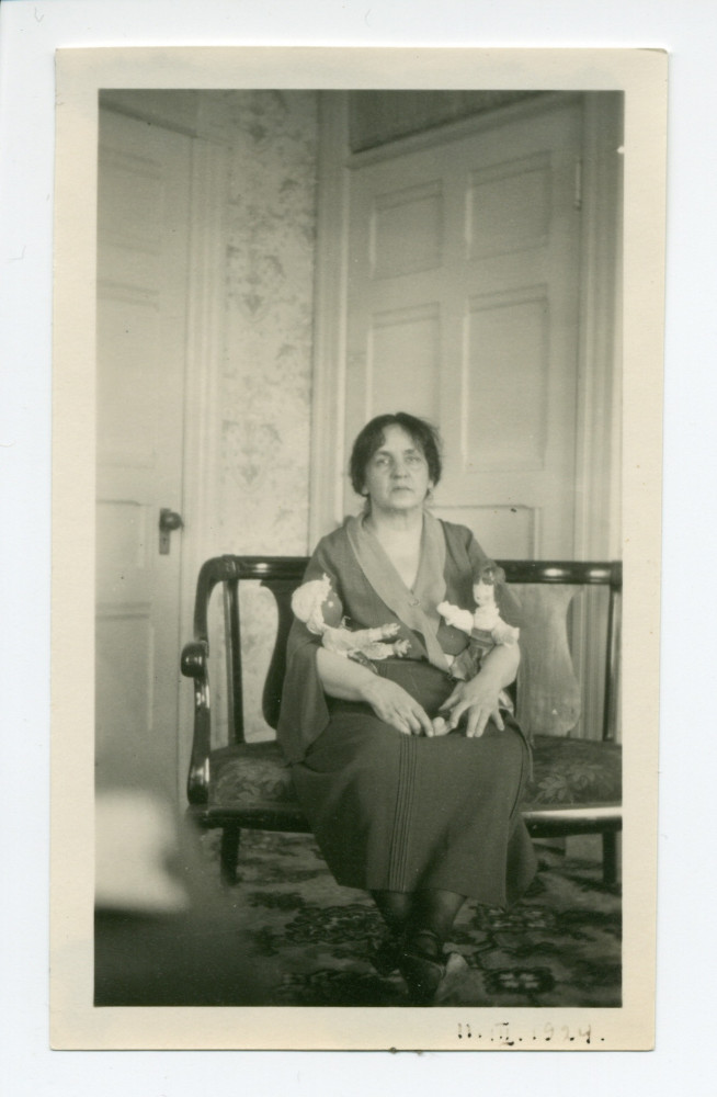 Photographie d'Hélène Paderewska tenant dans ses bras deux de ses poupées (confectionnées durant la Première Guerre mondiale en faveur du «Polish Victim's Relief Fund») à Riond-Bosson