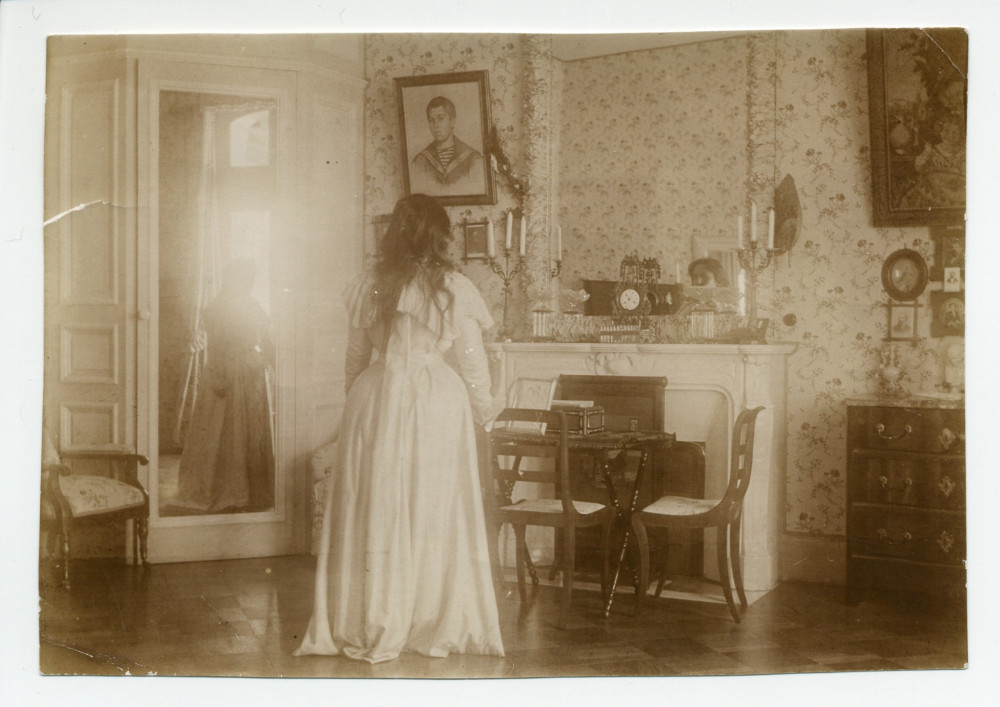 Photographie d'Hélène Paderewska de dos dans sa chambre à coucher de Riond-Bosson (ancien décor)