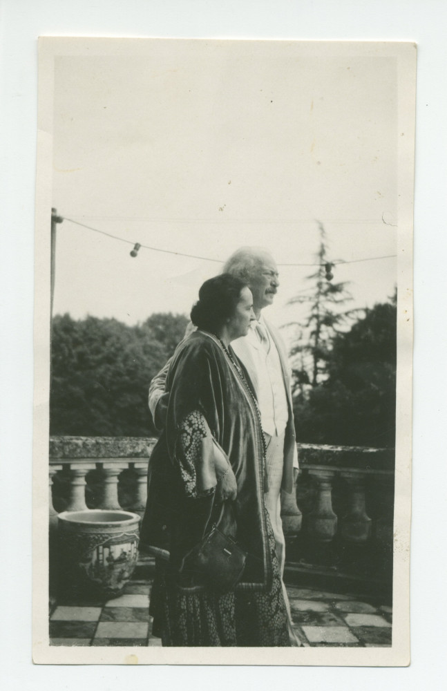 Photographie d'Hélène et Ignace Paderewski de profil sur la terrasse de Riond-Bosson