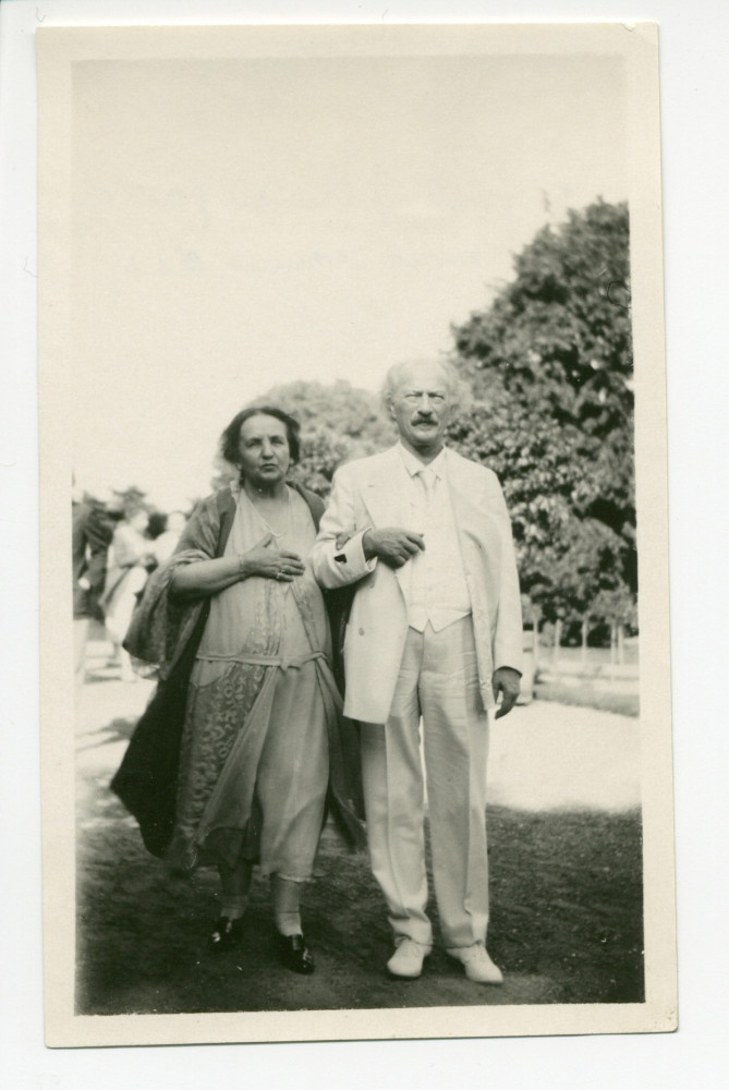 Photographie d'Hélène et Ignace Paderewski se promenant dans la roseraie du jardin de Riond-Bosson