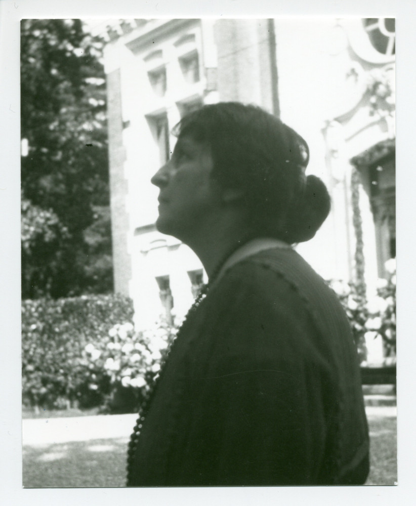 Photographie d'Hélène Paderewska de profil devant Riond-Bosson