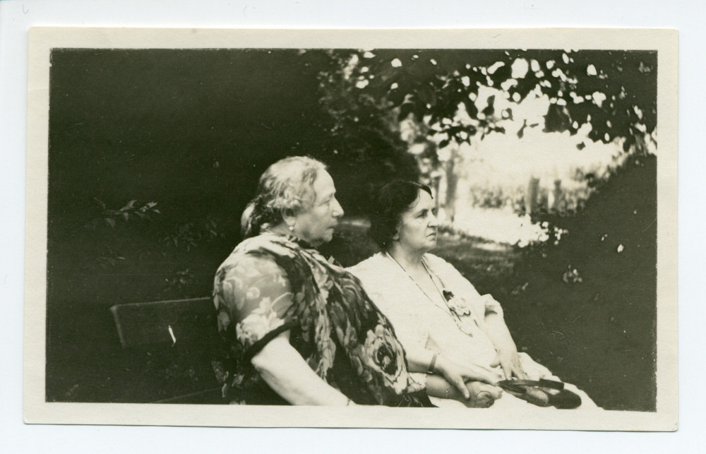 Photographie d'Hélène Paderewska et Antonina Wilkonska, de profil, assises dans le parc de Riond-Bosson