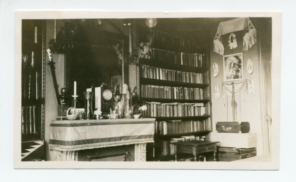 Photographie d'un coin de la bibliothèque du 3e étage de Riond-Bosson, ayant appartenu à Alfred Paderewski, le fils d'Ignace, décédé de la poliomyélite en 1901, avec la cheminée et les rayonnages de livres