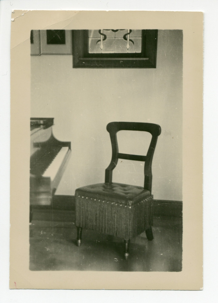 Photographie de la fameuse chaise de piano de Paderewski à Riond-Bosson