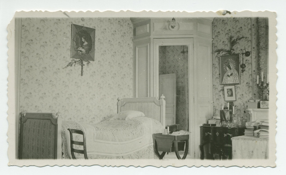 Photographie de la chambre à coucher de Paderewski à Riond-Bosson, avec son lit