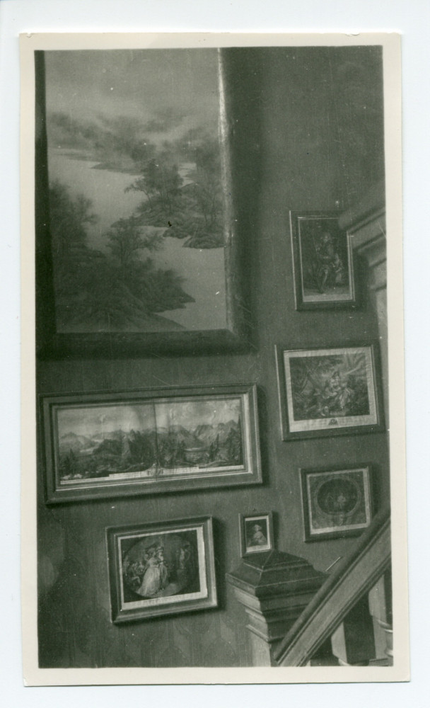 Photographie de l'escalier (avec de nombreux tableaux au mur) menant aux appartements d'Ignace et Hélène Paderewski, au premier étage de Riond-Bosson