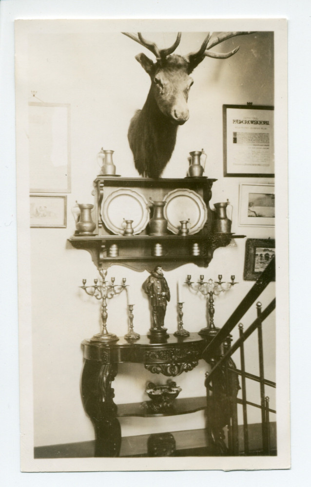 Photographie de l'escalier de service (avec un cerf empaillé au mur) menant aux étages supérieurs et aux chambres des employés de Riond-Bosson