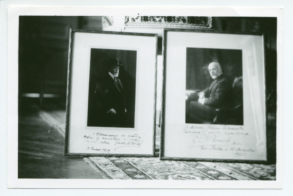 Photographie des portraits photographiques dédicacés de Julio A. ? et du premier ministre grec Venizelos, exposés sur un piano à queue du salon de Riond-Bosson