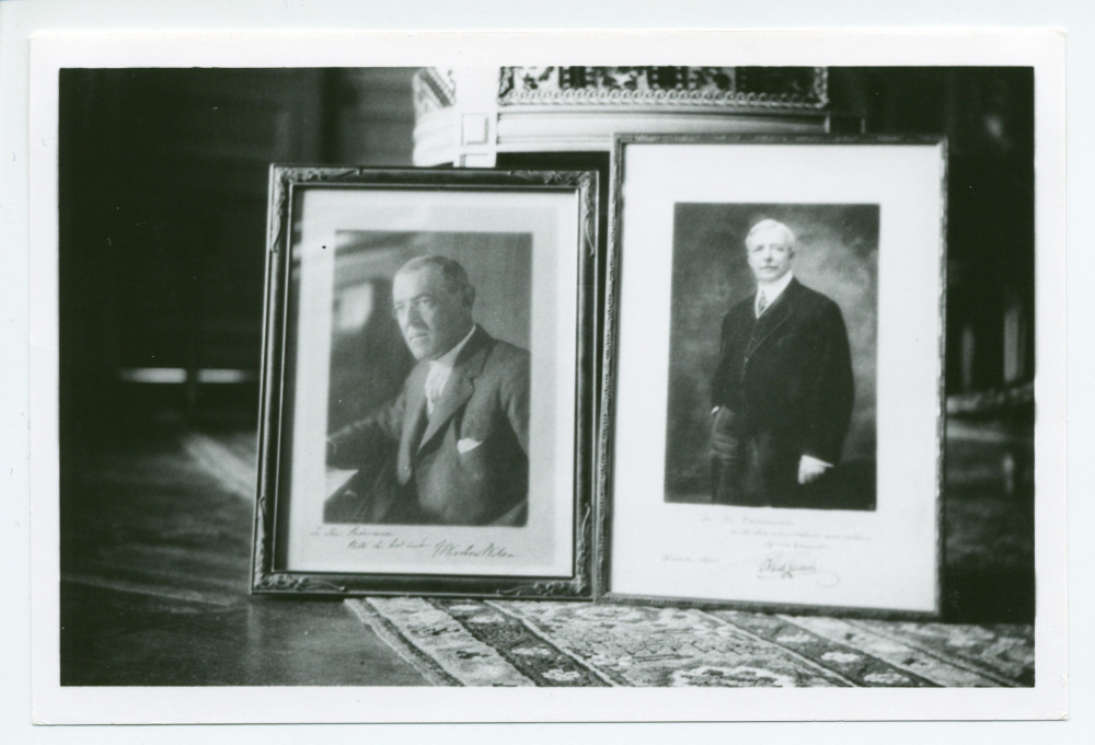 Photographie des portraits photographiques dédicacés du président Wilson et de ?, exposés sur un piano à queue du salon de Riond-Bosson