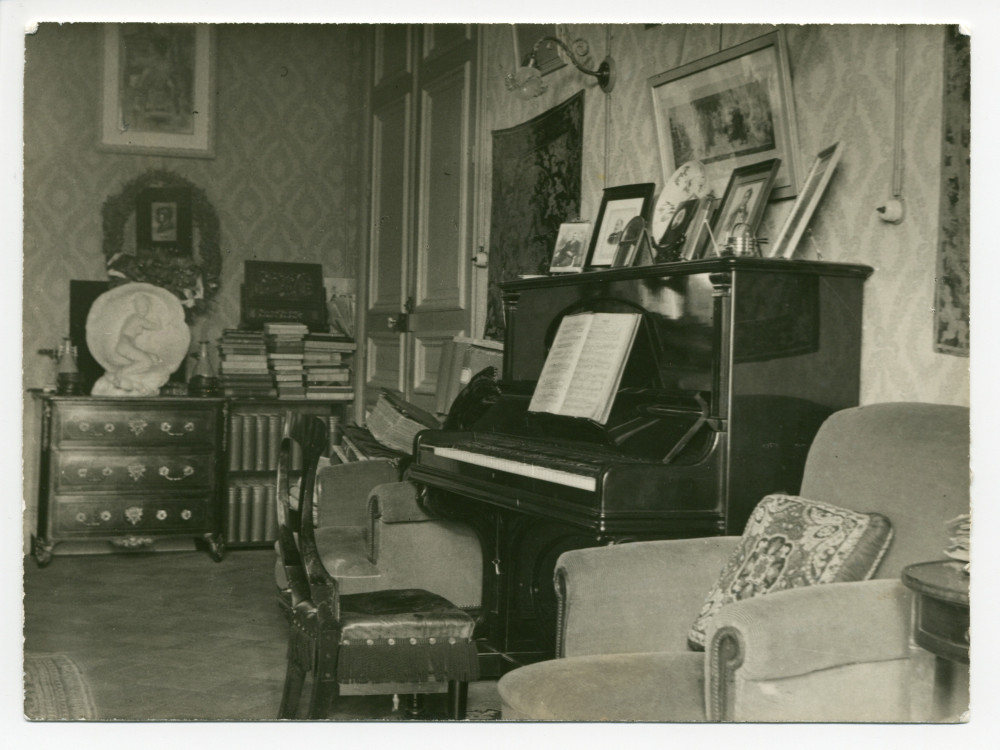 Photographie du studio de Paderewski à Riond-Bosson, avec son piano droit (et sa chaise aujourd'hui propriété du Musée Paderewski de Morges) et son nouveau décor