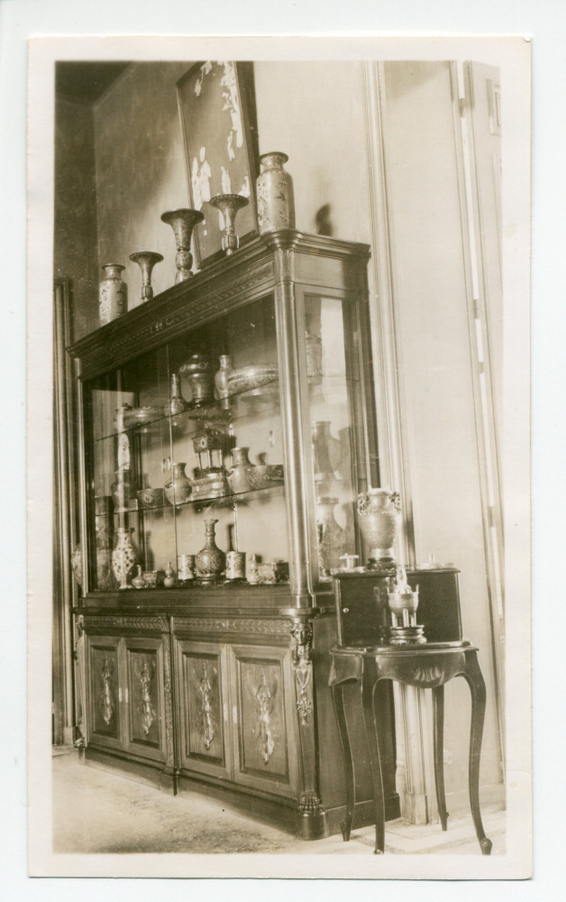 Photographie d'une vitrine de Riond-Bosson (tirage brun)