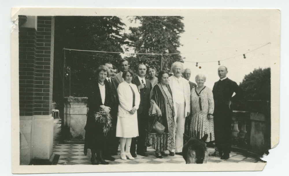 Photographie d'Hélène et Ignace Paderewski avec la famille du Dr Dunham, Mme Rembieli?ska et Miecio Jodko sur la terrasse de Riond-Bosson, lors d'une fête de la Saint-Ignace (31 juillet) vers 1927