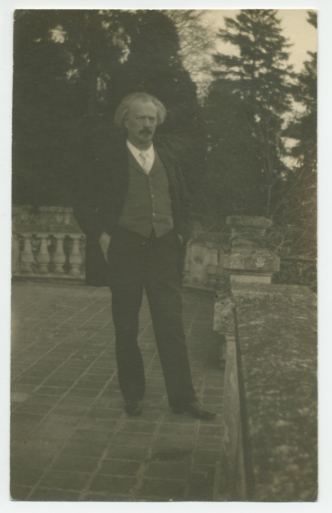 Photographie de Paderewski, mains dans les poches, sur la terrasse de Riond-Bosson, en 1927
