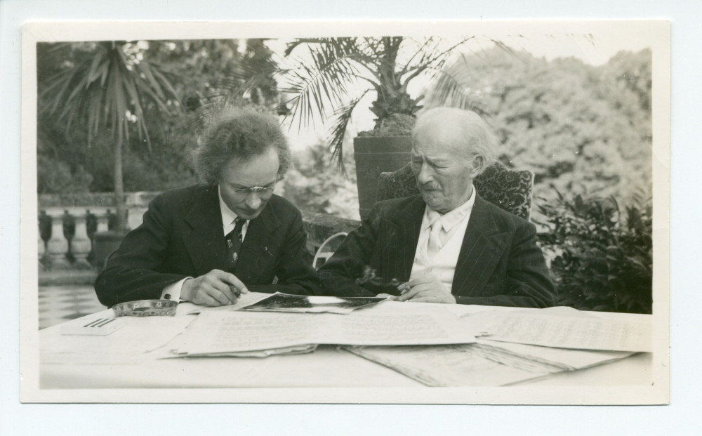 Photographie de Paderewski travaillant avec Józef Turczynski à la nouvelle édition des œuvres de Chopin sur la terrasse de Riond-Bosson, en août 1939