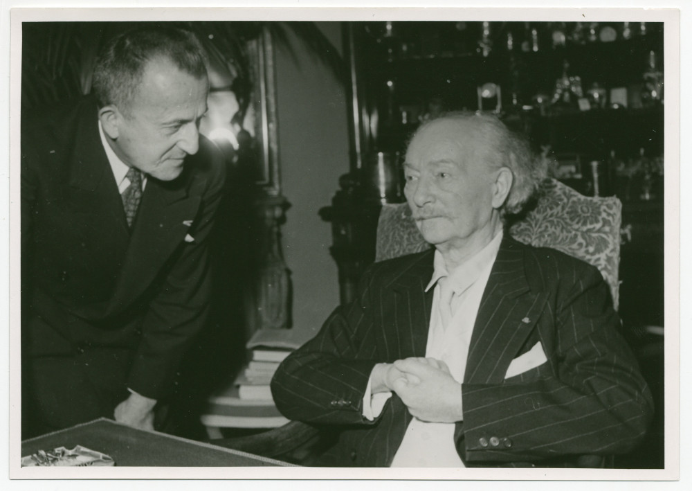 Photographie de Paderewski avec Alfred Pochon le jour de l'enregistrement, le 21 septembre 1940 à Riond-Bosson, de son discours d'adieu à la Suisse, diffusé le 29 septembre 1940 sur les ondes de Radio-Lausanne, avant d'embarquer pour les Etats-Unis