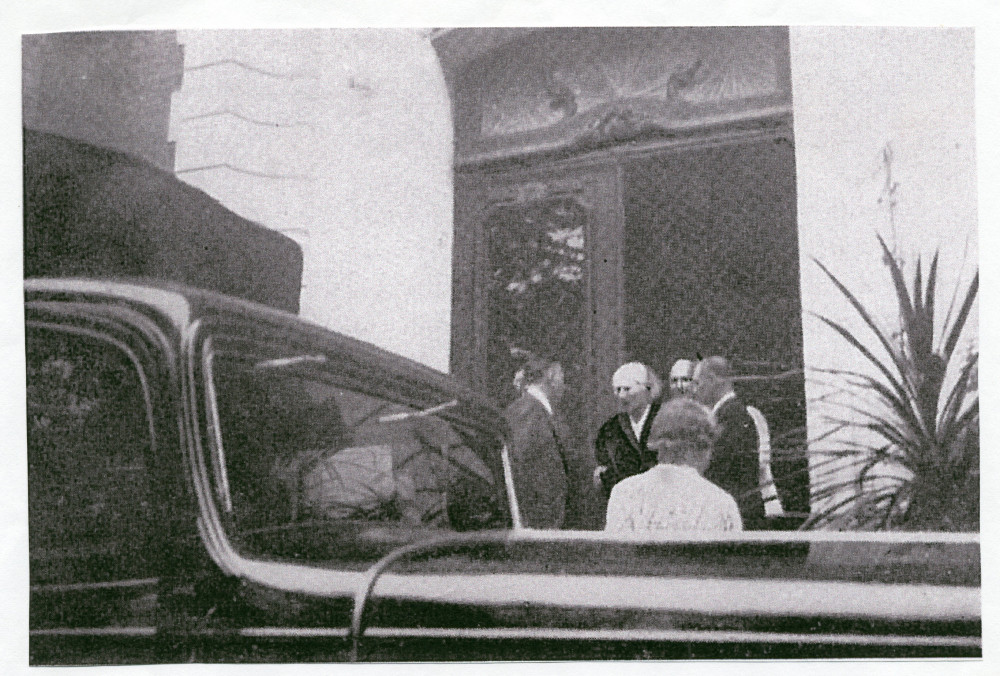 Photographie des adieux de Paderewski devant l'entrée de Riond-Bosson, le 23 septembre 1940, avant d'embarquer pour les Etats-Unis (reproduction de mauvaise qualité)