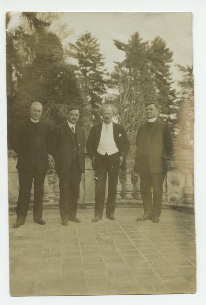 Photographie de Paderewski, en compagnie de deux prêtres et d'un homme non identifiés, sur la terrasse de Riond-Bosson