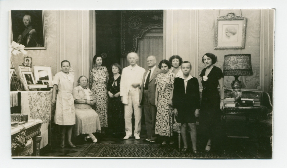 Photographie de groupe dans les salons de Riond-Bosson, lors de la visite du Dr Fronczak (médecin américain)