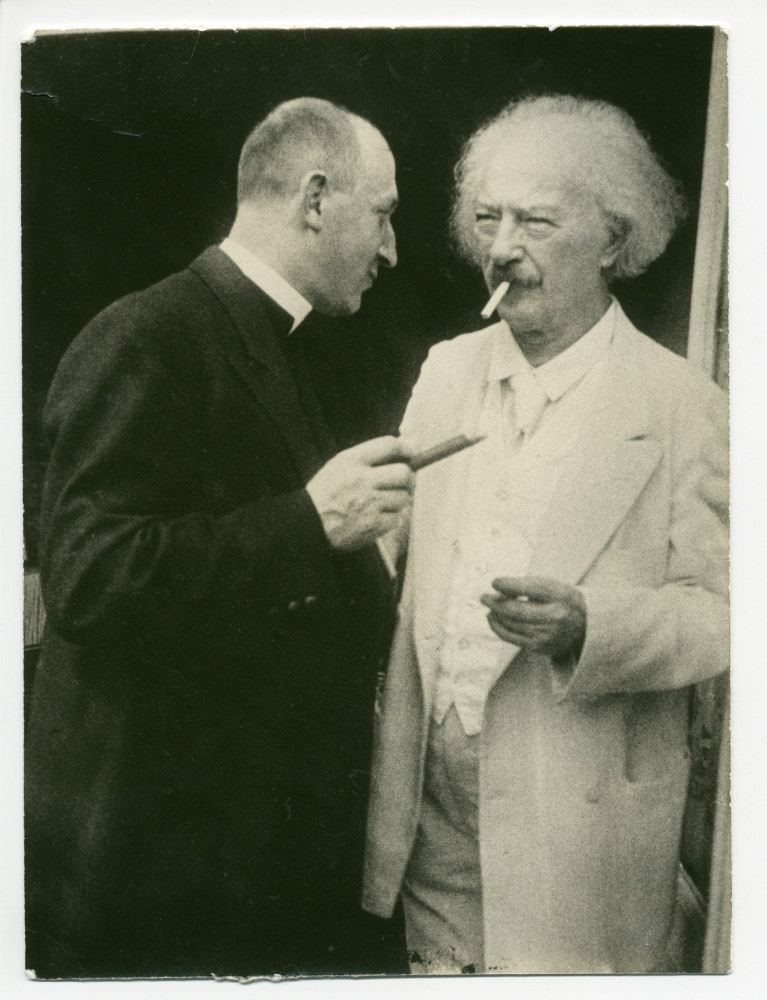 Photographie de Paderewski fumant une cigarette avec le révérend polonais Zygmunt Kaczynski (1894-1953) sur la terrasse de Riond-Bosson