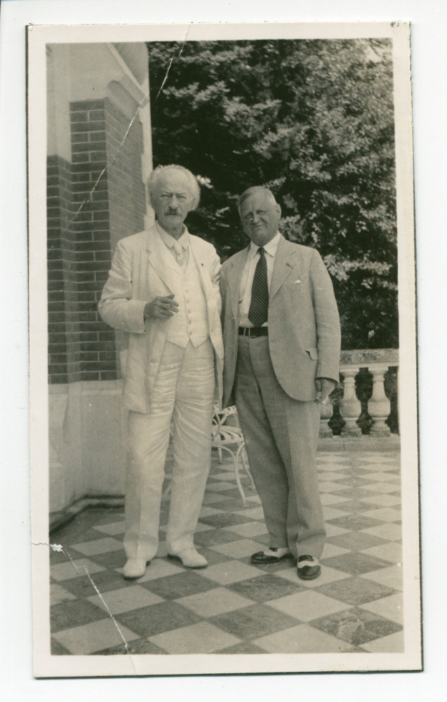 Photographie de Paderewski avec le Dr Fronczak (médecin américain) sur la terrasse de Riond-Bosson