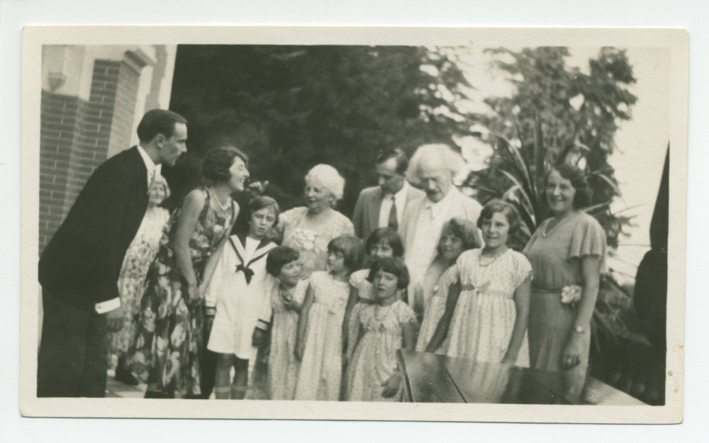 Photographie de groupe avec les enfants Obuchowicz, Tadlewski, Dygat, Strakacz et Dolézal sur la terrasse de Riond-Bosson, vers 1929
