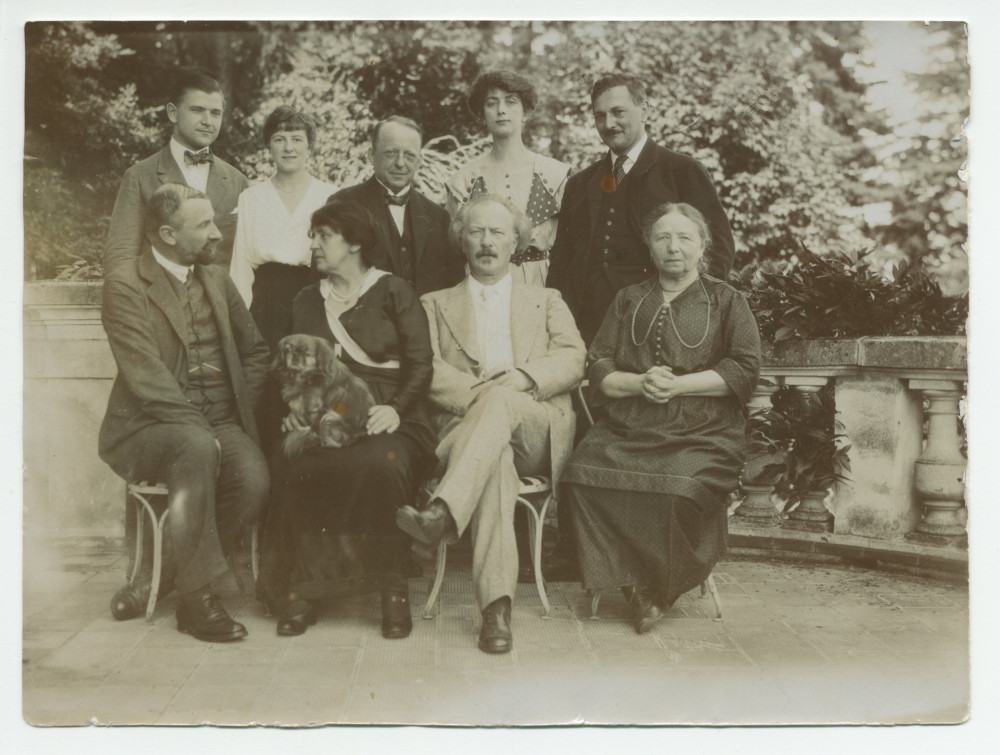 Photographie de groupe sur la terrasse de Riond-Bosson