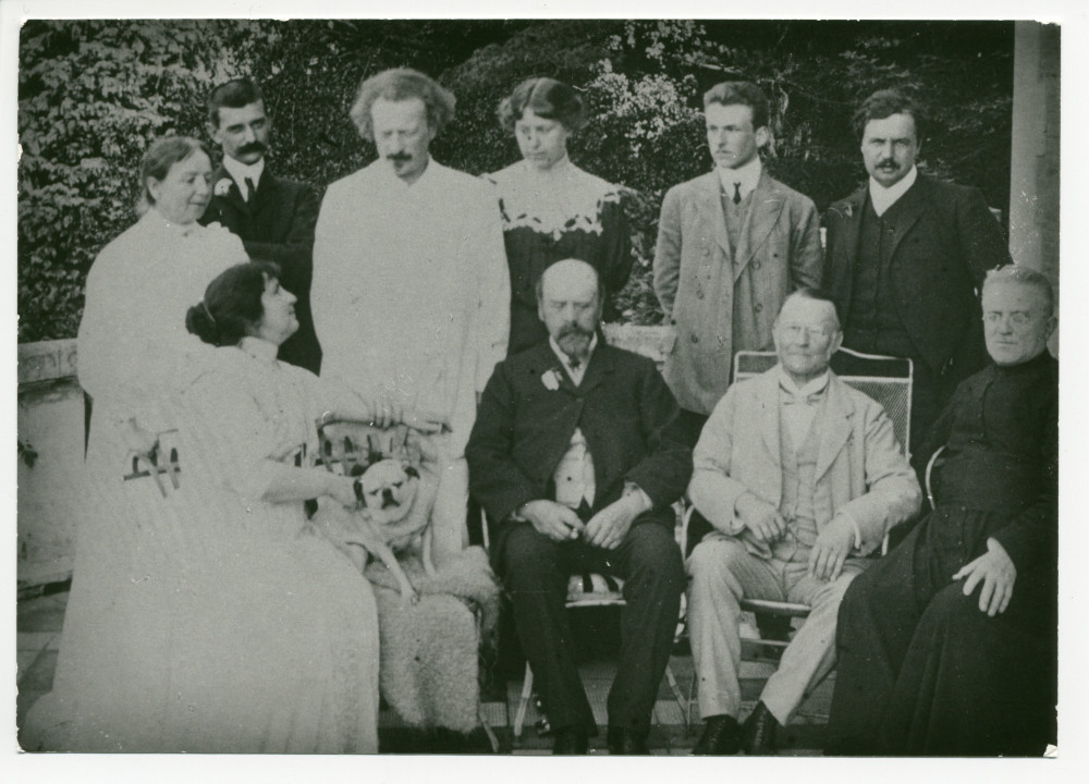 Photographie de groupe sur la terrasse de Riond-Bosson