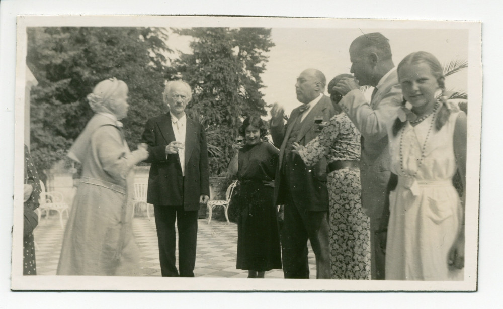Photographie de groupe sur la terrasse de Riond-Bosson lors de la visite de M. «Jancio» Horodyski et de la miniaturiste Mlle Dabrowska