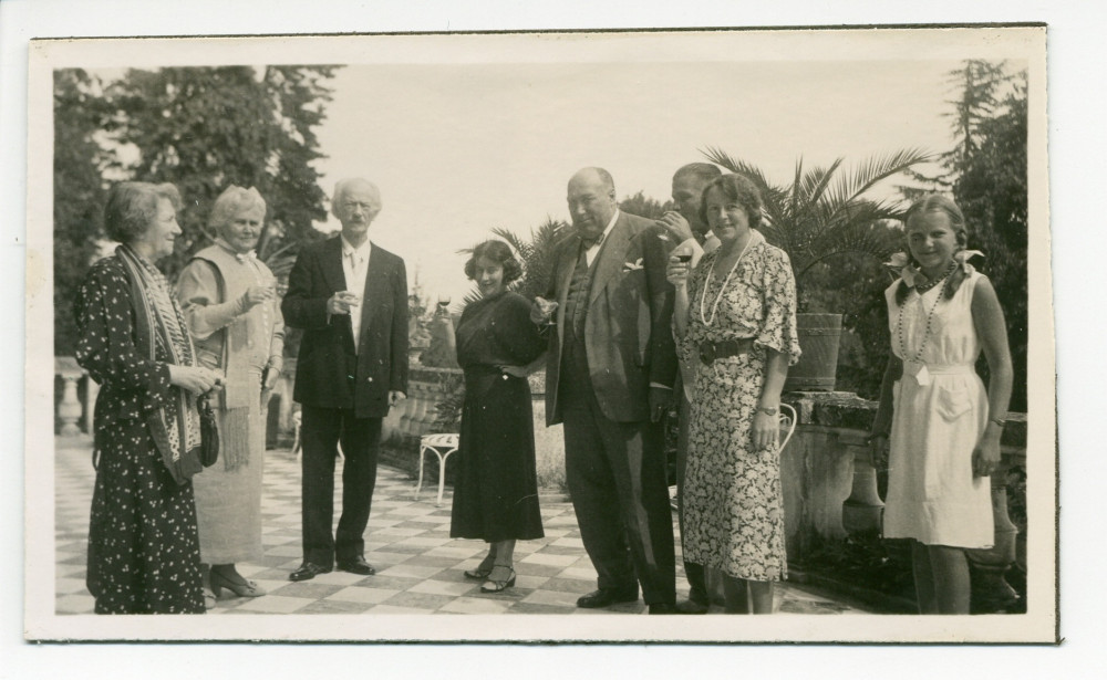 Photographie de groupe sur la terrasse de Riond-Bosson lors de la visite de M. «Jancio» Horodyski et de la miniaturiste Mlle Dabrowska