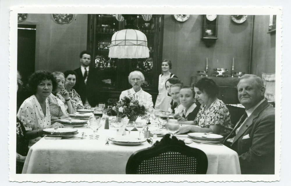Photographie d'un repas dans la salle à manger de Riond-Bosson, lors de la visite du Dr Fronczak (médecin américain)